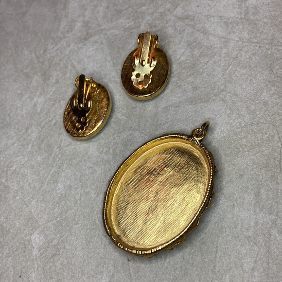 Vintage gold tone & crushed aventurine quartz pendant & earrings set - Picture 2 of 4